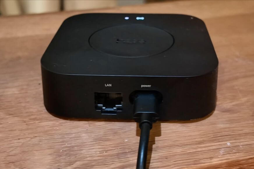 Rückseite der Philips Hue Bridge Pro mit USB-C-Anschluss und Ethernet-Port